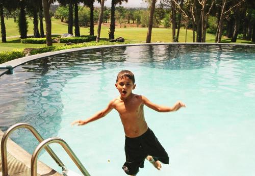 Siam_jumpin_pool_boy