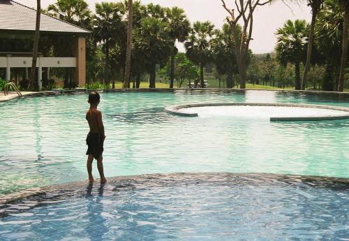 Siam_spooky_pool_boy