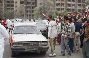 Bdad_protesters_and_car